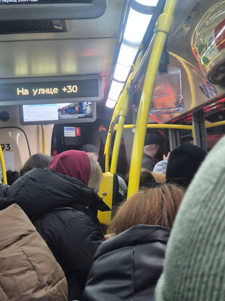 Москва, ты горишь 🔥 Сегодня в столице столбики термометров поднялись до +30°C. Да, вы не ослышались. Тридцать градусов в тени. И это только начало. Погода словно решила устроить москвичам экзамен на выживание. Что происходит? На улицах — ад. Люди прячутся в тени, кондиционеры работают на износ, а метро превратилось в сауну. Собянин, где ты? Город нуждается в твоей помощи. Что делать? Пейте воду, носите легкую одежду и избегайте прямых солнечных лучей. Иначе рискуете превратиться в шашлык. Москва, держись! 🌡️ P.S. Если выживете, напишите, как это удалось.. Москва, Погода, Жара, Собянин, Климат