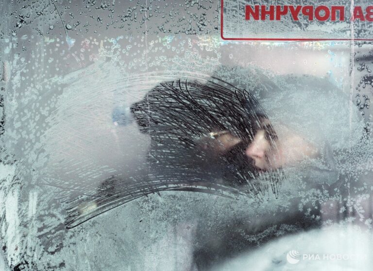 Петербург, внимание! С 00:00 до 10:00 26 января в городе объявлен желтый уровень погодной опасности. Местами температура опустится до -20°C. 🥶 Это не просто холод, это полноценный морозный удар. Если вы не готовы к таким условиям, лучше оставайтесь дома. А если все-таки нужно выйти, одевайтесь как капуста — слоями. Совет: Не забывайте про теплые носки и термобелье. И да, чай с малиной — ваш лучший друг на ближайшие часы. ☕ Погода не шутит, так что не рискуйте здоровьем. Берегите себя и близких!. Петербург, Погода, Мороз, Желтый уровень, Общество