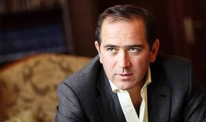 Бывший вице-президент Олимпийского комитета России Ахмед Билалов объявлен в розыск по подозрению в мошенничестве. Об этом сообщают российские СМИ. Следственные органы обратились в суд с ходатайством о заочном аресте Билалова сроком на два месяца. Арест должен вступить в силу с момента его задержания или экстрадиции на территорию Российской Федерации. Подробности обвинений пока не раскрываются, однако известно, что дело связано с финансовыми махинациями. Билалов занимал высокие посты в спортивных организациях, включая должность вице-президента Олимпийского комитета России. На данный момент местонахождение Билалова неизвестно. Следствие продолжает расследование, а правоохранительные органы ведут активный поиск подозреваемого.. Ахмед Билалов, мошенничество, Олимпийский комитет России, розыск, криминал