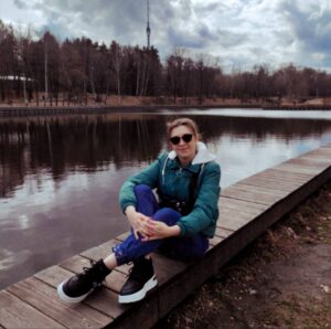 В Северном округе Москвы вечером произошло нападение на женщину и её 14-летнего сына. Инцидент случился в жилом доме на Линейном проезде. По предварительным данным, мужчина, находившийся в состоянии алкогольного опьянения, в ходе ссоры с супругой нанёс ей и их ребёнку ножевые ранения. Женщина была доставлена в больницу в тяжёлом состоянии, а её сын получил поверхностные колотые ранения. Оба пострадавших госпитализированы. Подозреваемый был задержан на месте происшествия сотрудниками полиции. В отношении него назначена психолого-психиатрическая экспертиза. По факту инцидента возбуждено уголовное дело. Подробности происшествия уточняются. Правоохранительные органы проводят необходимые следственные действия.. Москва, Северный округ, криминал, нападение, Линейный проезд