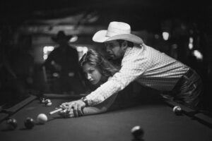 Белла Хадид, похоже, снова в центре внимания. На этот раз — из-за слухов о расставании с бойфрендом Аданом Бануэлосом. 💔 По данным инсайдеров, пара решила разойтись после двух лет отношений. Причины пока неизвестны, но источники утверждают, что Белла тяжело переживает разрыв. Чтобы отвлечься, модель с головой ушла в работу. 🏃‍♀️ Напомним, Хадид и Бануэлос начали встречаться в 2021 году. Их отношения всегда были довольно закрытыми, но это не мешало поклонникам следить за парой. Теперь же фанаты гадают, что же произошло на самом деле. Пока официальных комментариев от Беллы или Адана нет. Но если слухи подтвердятся, это станет еще одним громким разрывом в мире звезд. 💥. Белла Хадид, Адан Бануэлос, разрыв, знаменитости, слухи