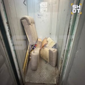 Во Владивостоке на улице Луговой произошёл инцидент, который едва не закончился трагедией. 19-летняя женщина и её ребёнок оказались заблокированными в лифте во время пожара. Возгорание произошло из-за мебели и других вещей, оставленных у мусоропровода. Как только двери лифта открылись, пассажиры почувствовали сильный запах гари и увидели густой дым. Лифт заклинило, и мать с ребёнком оказались в ловушке. К счастью, их удалось спасти, но оба получили ожоги. Жильцы дома неоднократно обращались в управляющую компанию с просьбой убрать мусор с этажей, однако в ответ получали отказ, ссылаясь на отсутствие обязанности по уборке. Пожар охватил площадь в 8 квадратных метров, что могло привести к более серьёзным последствиям.. Владивосток, Пожар, Лифт, Управляющая компания, Происшествия