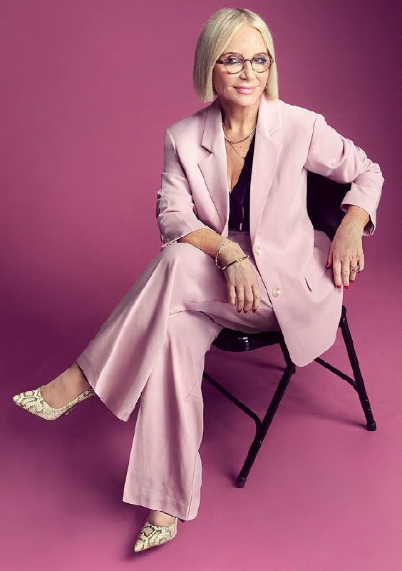 Диана Салли, бывший личный экстрасенс принцессы Дианы, Умы Турман и Роберта де Ниро, решила покорить новую площадку — OnlyFans. В 74 года она заявила, что вдохновилась успехом Софи Рейн, заработавшей $100 млн за год. Теперь Салли предлагает подписчикам «потусторонний контент»: за символическую плату она свяжется с духами, подготовит информацию и запишет персонализированное видео. Помимо медиумистических услуг, Диана добавила в свой арсенал секс-терапию. Она обещает помочь с проблемами в постели, используя свои экстрасенсорные способности. Салли объясняет свой шаг двумя причинами: невозможностью монетизировать контент на Meta и TikTok, а также потерей 20 кг, что вдохновило её на новые авантюры. Несмотря на переход в цифровое пространство, Диана продолжает выступать вживую, правда, теперь только в Британии. Она надеется, что OnlyFans поможет ей компенсировать финансовые потери. С таро, как мир. 🃏✨. Диана Салли, OnlyFans, экстрасенс, секс-терапия, Британия