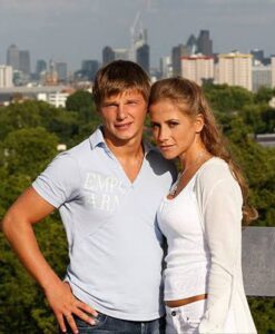 Андрей Аршавин одержал победу в судебном разбирательстве против своей бывшей супруги Юлии Барановской. Суд удовлетворил иск футболиста о снижении размера алиментов, которые он выплачивает на содержание их общих детей. Ранее Аршавин заявлял, что сумма алиментов превышает 50% его дохода, что стало причиной обращения в суд. Иск был подан в сентябре 2022 года, и после нескольких месяцев рассмотрения суд принял решение в пользу бывшего футболиста. Детали судебного решения пока не разглашаются, однако известно, что Аршавин настаивал на необходимости пересмотра суммы выплат в связи с изменением его финансового положения. Юлия Барановская, в свою очередь, выступала против снижения алиментов, аргументируя это интересами детей. Этот случай стал очередным этапом в длительном споре между бывшими супругами, который привлекает внимание общественности уже несколько лет.. Андрей Аршавин, Юлия Барановская, суд, алименты, футбол