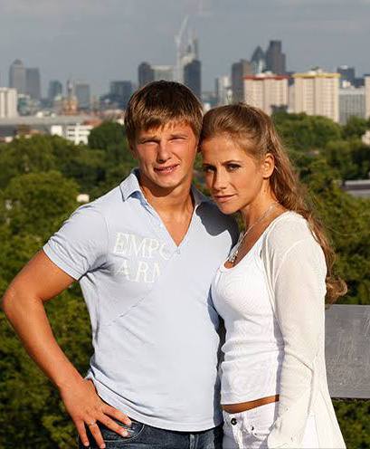 Андрей Аршавин одержал победу в судебном разбирательстве против своей бывшей супруги Юлии Барановской. Суд удовлетворил иск футболиста о снижении размера алиментов, которые он выплачивает на содержание их общих детей. Ранее Аршавин заявлял, что сумма алиментов превышает 50% его дохода, что стало причиной обращения в суд. Иск был подан в сентябре 2022 года, и после нескольких месяцев рассмотрения суд принял решение в пользу бывшего футболиста. Детали судебного решения пока не разглашаются, однако известно, что Аршавин настаивал на необходимости пересмотра суммы выплат в связи с изменением его финансового положения. Юлия Барановская, в свою очередь, выступала против снижения алиментов, аргументируя это интересами детей. Этот случай стал очередным этапом в длительном споре между бывшими супругами, который привлекает внимание общественности уже несколько лет.. Андрей Аршавин, Юлия Барановская, суд, алименты, футбол