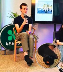 Виталик Бутерин, основатель второй по капитализации криптовалюты Ethereum, недавно привлек внимание общественности своим нестандартным подходом к общению с аудиторией. В ходе неформальной встречи он обсуждал перспективы развития криптовалютного рынка, сидя в дырявом носке. Этот необычный образ стал поводом для обсуждения в социальных сетях и криптосообществе. Бутерин, известный своей скромностью и неприхотливостью, в очередной раз доказал, что статус миллиардера не всегда подразумевает роскошь и гламур. В своем выступлении он подчеркнул важность децентрализации и инноваций в блокчейн-технологиях. Бутерин также отметил, что будущее криптовалюты зависит от способности адаптироваться к меняющимся условиям рынка и регулирования. Эксперты считают, что такие неформальные подходы помогают сделать сложные темы более доступными для широкой аудитории. Подобные выступления также способствуют популяризации криптовалют среди новых пользователей.. Виталик Бутерин, Ethereum, криптовалюта, блокчейн, децентрализация