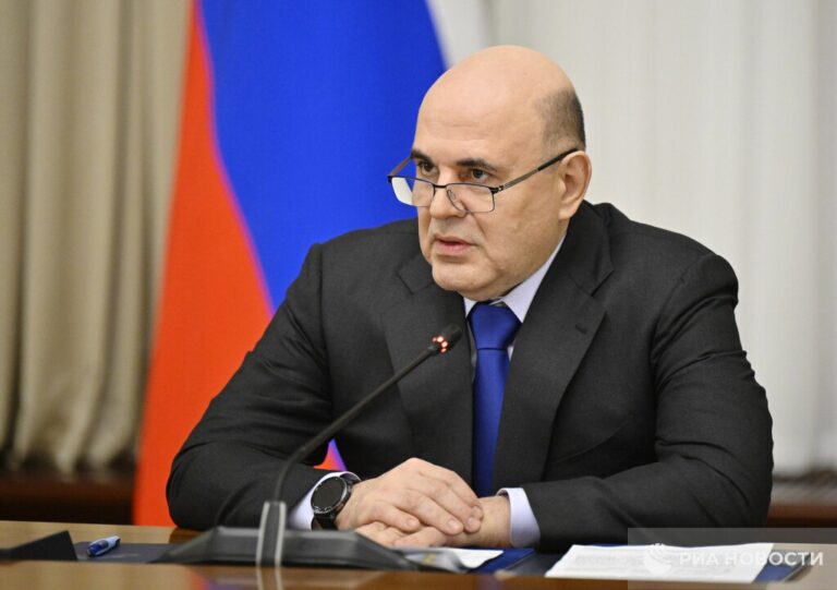 С 1 февраля 2024 года в России произойдет индексация более 40 социальных выплат и компенсаций. Об этом заявил премьер-министр Михаил Мишустин. Одним из ключевых изменений станет увеличение размера материнского капитала. Маткапитал на первого ребенка вырастет до 729,6 тысяч рублей. Для семей, где рождается второй или последующий ребенок, сумма выплаты в 2026 году достигнет 963 тысяч рублей. Это решение направлено на поддержку демографической политики и улучшение условий для молодых семей. Единовременное пособие при рождении ребенка также будет увеличено. С февраля его размер составит 28,5 тысяч рублей. Данные меры призваны стимулировать рождаемость и снизить финансовую нагрузку на родителей. Индексация социальных выплат является частью государственной программы, направленной на повышение уровня жизни граждан. Подобные шаги регулярно предпринимаются для адаптации социальной поддержки к текущим экономическим условиям.. Маткапитал, Социальные выплаты, Михаил Мишустин, Россия, Демография