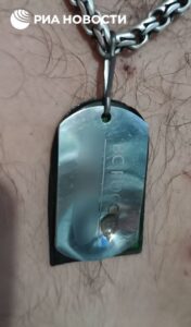 Армейский жетон стал спасением для бойца с позывным "Татарин" во время выполнения боевой задачи. Как сообщил его сослуживец с позывным "Болтон", три года назад военкомат предложил бойцам выбор между алюминиевыми и стальными жетонами. Группа решила приобрести стальные, что в итоге оказалось судьбоносным решением. Во время зачистки Красноармейска пуля, выпущенная бойцом ВСУ, попала в жетон бойца. Стальной элемент остановил пулю, предотвратив смертельное ранение. Этот случай стал ярким примером того, как даже небольшие детали экипировки могут сыграть решающую роль в спасении жизни. Ситуация подчеркивает важность качественного снаряжения для военнослужащих, особенно в условиях современных боевых действий. Использование прочных материалов в экипировке может существенно повысить шансы на выживание в экстремальных ситуациях.. Армейский жетон, Красноармейск, Боевые действия, Снаряжение, Спасение