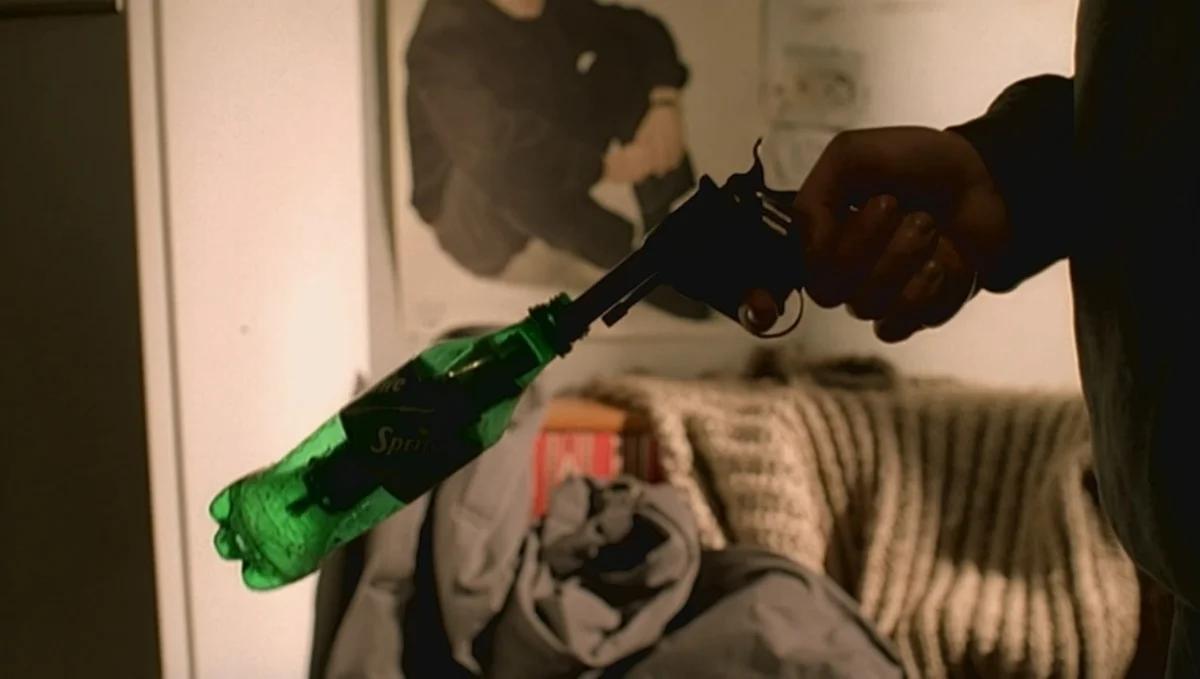 В Красногорске врачи провели экстренную операцию по спасению полового органа 21-летнего местного жителя. Молодой человек был доставлен в больницу с пластиковой бутылкой, накрученной на его половой член. Горлышко бутылки сильно сдавило орган, что привело к отеку тканей и угрозе нарушения кровоснабжения. Пациенту была введена местная анестезия, после чего медики аккуратно разрезали бутылку пополам, не повредив чувствительный орган. По словам молодого человека, он попал в эту ситуацию по неосторожности. Врачи отмечают, что своевременное обращение за медицинской помощью позволило избежать серьезных последствий, включая некроз тканей. Сейчас пациент находится под наблюдением специалистов и проходит курс восстановления.. Красногорск, медицина, происшествия, операция, здоровье