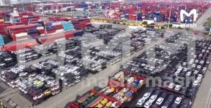 Около 500 новых автомобилей Nissan, Mazda и Zeekr, предназначенных для российских покупателей, задержаны на таможне в Китае. По данным источника Mash, причиной стало ужесточение борьбы с вывозом новых машин, оформленных как подержанные. В Китае автомобили стоят дешевле благодаря государственным субсидиям, что побуждает экспортеров оформлять их на фиктивных владельцев и вывозить как б/у. Однако с 1 января 2026 года вступит в силу новое правило: автомобиль должен находиться в стране не менее 180 дней после покупки, прежде чем его признают подержанным и разрешат экспорт. Ситуация создает сложности для российских автодилеров, которые активно закупают машины в Китае из-за ограниченного предложения на внутреннем рынке. Эксперты отмечают, что подобные меры могут привести к росту цен на автомобили в России.. Nissan, Mazda, Zeekr, Китай, таможня