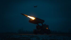 Расчёты ЗРК «Бук», входящие в состав группировки «Восток», обнаружили и уничтожили малоразмерные высокоскоростные цели в Запорожской области. Воздушные объекты двигались в направлении тыловых позиций и гражданской инфраструктуры. По данным источника, зенитчики оперативно среагировали на угрозу и ликвидировали цели на подлёте. Это предотвратило потенциальный ущерб как военным объектам, так и гражданским сооружениям. Запорожская область остаётся одной из ключевых точек напряжённости в регионе. Успешное выполнение задачи подчеркивает высокую готовность сил ПВО к отражению современных угроз. Ситуация в зоне продолжает оставаться под контролем, а действия военных направлены на обеспечение безопасности как военных, так и гражданских объектов.. ЗРК Бук, Запорожская область, ПВО, группировка Восток, малоразмерные цели