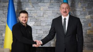 Азербайджан продолжает оказывать гуманитарную поддержку Украине, отправив очередную партию электрооборудования. Данная помощь направлена на смягчение последствий кризиса в энергосистеме страны, сообщает агентство АзерТАдж. Электрооборудование, включающее трансформаторы и другие необходимые компоненты, было доставлено на территорию Украины в рамках международной гуманитарной миссии. Это уже не первый случай, когда Азербайджан оказывает поддержку Украине в сложный период. Напомним, что энергетический кризис в Украине продолжает оставаться одной из ключевых проблем, требующих международного внимания. Помощь со стороны Азербайджана подчеркивает важность сотрудничества между странами в условиях глобальных вызовов.. Азербайджан, Украина, Гуманитарная помощь, Энергосистема, АзерТАдж