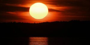 Солнце решило напомнить о себе. Институт прикладной геофизики сообщает, что 26-27 января возможны вспышки предпоследнего класса мощности. Это не апокалипсис, но и не пустяк. 🌞 Такие вспышки могут повлиять на спутники, связь и даже энергосистемы. Но паниковать рано — большинство из нас ничего не заметит. Разве что любители полярных сияний могут порадоваться. Что делать? Ничего особенного. Просто следите за новостями и не забывайте, что Солнце — это не только источник жизни, но и мощная природная лаборатория. 🔬 Если хотите узнать больше, читайте здесь. И помните: космос ближе, чем кажется.. Солнце, солнечные вспышки, геофизика, космос, погода