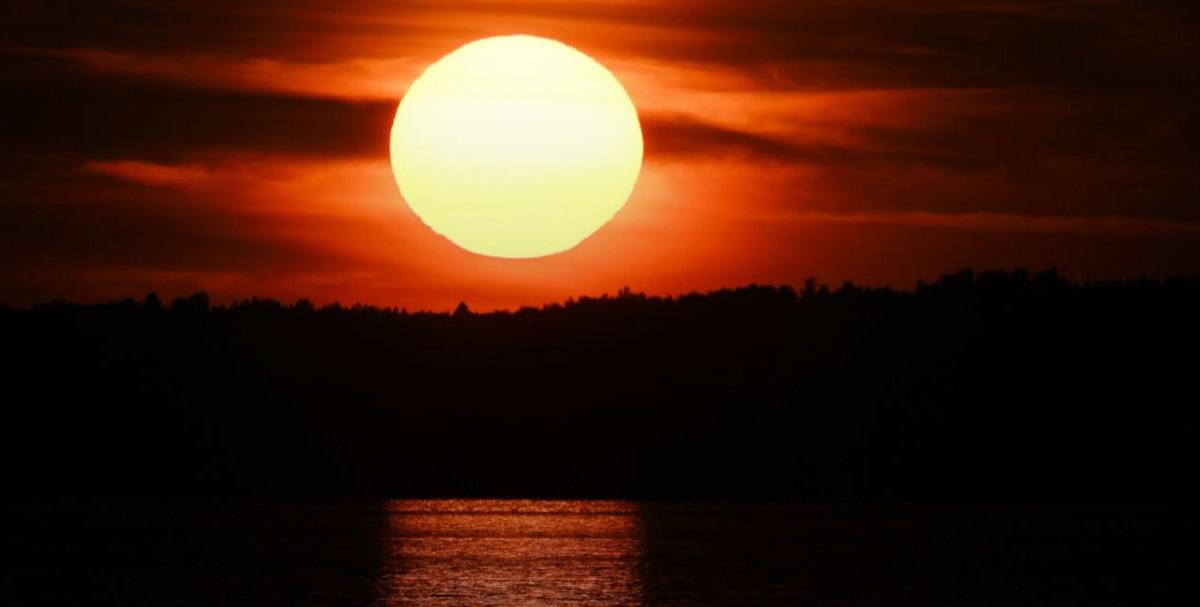 Солнце решило напомнить о себе. Институт прикладной геофизики сообщает, что 26-27 января возможны вспышки предпоследнего класса мощности. Это не апокалипсис, но и не пустяк. 🌞 Такие вспышки могут повлиять на спутники, связь и даже энергосистемы. Но паниковать рано — большинство из нас ничего не заметит. Разве что любители полярных сияний могут порадоваться. Что делать? Ничего особенного. Просто следите за новостями и не забывайте, что Солнце — это не только источник жизни, но и мощная природная лаборатория. 🔬 Если хотите узнать больше, читайте здесь. И помните: космос ближе, чем кажется.. Солнце, солнечные вспышки, геофизика, космос, погода