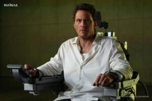 Фильм Тимура Бекмамбетова «Mercy» неожиданно возглавил американский прокат в минувшие выходные. 🎥 Причем в условиях, когда зрители едва могли добраться до кинотеатров из-за снежного шторма. 🌨️ До этого лидировал «Аватар», который уже шестую неделю держался в топе. Но сборы этой недели оказались на 9% ниже, чем год назад, а сотни кинотеатров вообще не работали. 💸 «Mercy» (в России выйдет как «Казнить нельзя помиловать») собрал $11,1 млн, что меньше ожиданий продюсеров. Главный герой — детектив (Крис Пратт), которого судит ИИ-судья (Ребекка Фергюсон). 🤖 Зрители оценили фильм на B, а критики на Rotten Tomatoes — всего на 20%. 🥶 С такими показателями и бюджетом в $60 млн, у картины могут быть проблемы с прокатом. Но факт: она прервала лидерство «Аватара». 🏆. Тимур Бекмамбетов, Крис Пратт, американский прокат, кино, Mercy