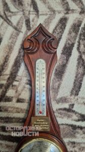 Бодайбо, Иркутская область — город, который сейчас больше похож на ледяную пустыню. С 30 января 120 домов остались без отопления и воды, а температура на улице опускается ниже −40°C. 🥶 «У родителей в квартире всего 11 градусов, даже с обогревателями. Воды нет вообще — ни холодной, ни горячей. Власти не организовали подвоз, и люди вынуждены помогать друг другу. А пятилитровая бутылка воды здесь стоит 400 рублей», — рассказал местный житель. Мэр Евгений Юмашев объяснил ситуацию перемёрзшим водоводом, из-за чего две котельные перестали работать. В городе открыли пункты временного размещения, но жители жалуются, что это сделали слишком поздно. СК уже возбудил уголовное дело, а в Бодайбо ввели режим повышенной готовности. Вопрос: Когда власти начнут действовать, а не просто говорить? 🤔. Бодайбо, Иркутская область, ЖКХ, ЧП в регионах, Евгений Юмашев