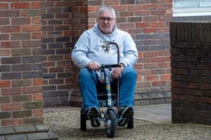 Житель Великобритании был приговорен к 1,5 годам тюремного заключения и 180 часам общественных работ за кражу $40 тысяч у своей матери, страдающей деменцией. Мужчина, являвшийся доверенным лицом, имел доступ к её банковским счетам. Подозрения возникли после того, как дом престарелых, где проживала женщина, сообщил о неоплаченных счетах. Расследование показало, что украденные средства были потрачены на приобретение наборов Lego. Суд признал мужчину виновным в злоупотреблении доверием и хищении средств у уязвимого лица. Приговор был вынесен с учетом всех обстоятельств дела. Этот случай стал примером того, как доверенные лица могут использовать свои полномочия в корыстных целях, особенно когда речь идет о пожилых людях с ограниченными возможностями.. Великобритания, деменция, кража, Lego, суд