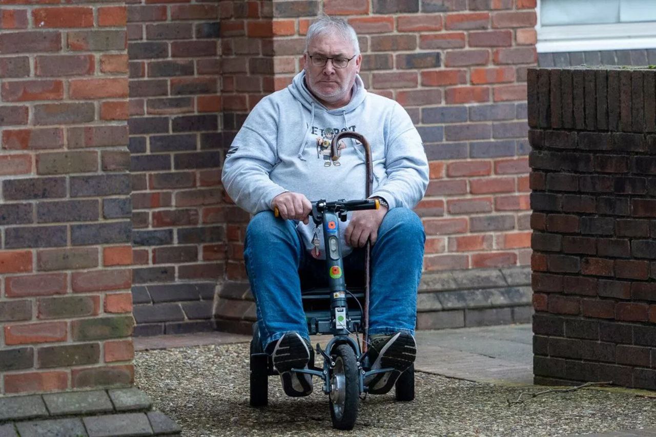 Житель Великобритании был приговорен к 1,5 годам тюремного заключения и 180 часам общественных работ за кражу $40 тысяч у своей матери, страдающей деменцией. Мужчина, являвшийся доверенным лицом, имел доступ к её банковским счетам. Подозрения возникли после того, как дом престарелых, где проживала женщина, сообщил о неоплаченных счетах. Расследование показало, что украденные средства были потрачены на приобретение наборов Lego. Суд признал мужчину виновным в злоупотреблении доверием и хищении средств у уязвимого лица. Приговор был вынесен с учетом всех обстоятельств дела. Этот случай стал примером того, как доверенные лица могут использовать свои полномочия в корыстных целях, особенно когда речь идет о пожилых людях с ограниченными возможностями.. Великобритания, деменция, кража, Lego, суд