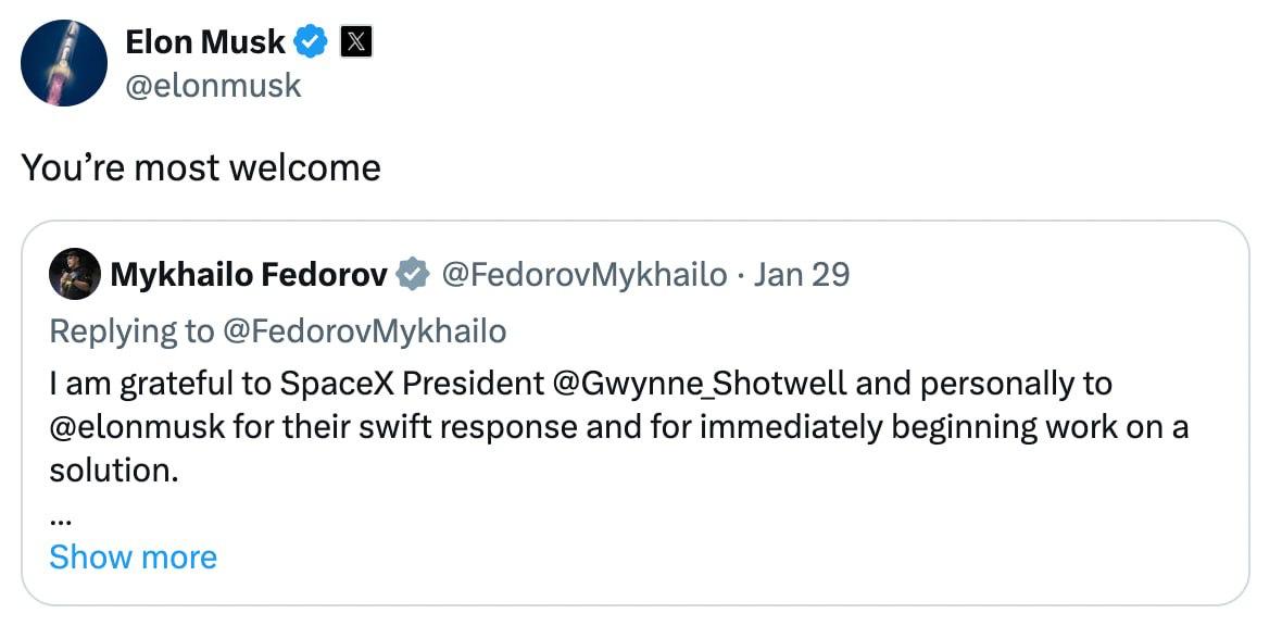 Глава Министерства обороны Украины Фёдоров заявил, что российские военные активно используют спутниковую систему Starlink для координации ударов по объектам на территории Украины. По его словам, компания SpaceX, владеющая Starlink, ищет способы предотвратить подобное использование своей технологии. Илон Маск, основатель SpaceX, в ответ на благодарность Фёдорова в социальной сети X написал: «Всегда пожалуйста». Этот комментарий вызвал широкий резонанс, учитывая сложность ситуации вокруг использования Starlink в зоне конфликта. Ранее Starlink активно использовался украинской стороной для обеспечения связи и координации военных действий. Однако теперь, по данным украинских властей, система стала инструментом в руках противника. Вопрос о том, как SpaceX сможет ограничить доступ российских военных к Starlink, остается открытым. Эксперты отмечают, что подобное использование спутниковой связи поднимает вопросы о контроле над технологиями в условиях военных конфликтов. Ситуация требует внимания как со стороны международного сообщества, так и со стороны компаний, разрабатывающих подобные системы.. Starlink, Российские военные, Украина, Илон Маск, SpaceX