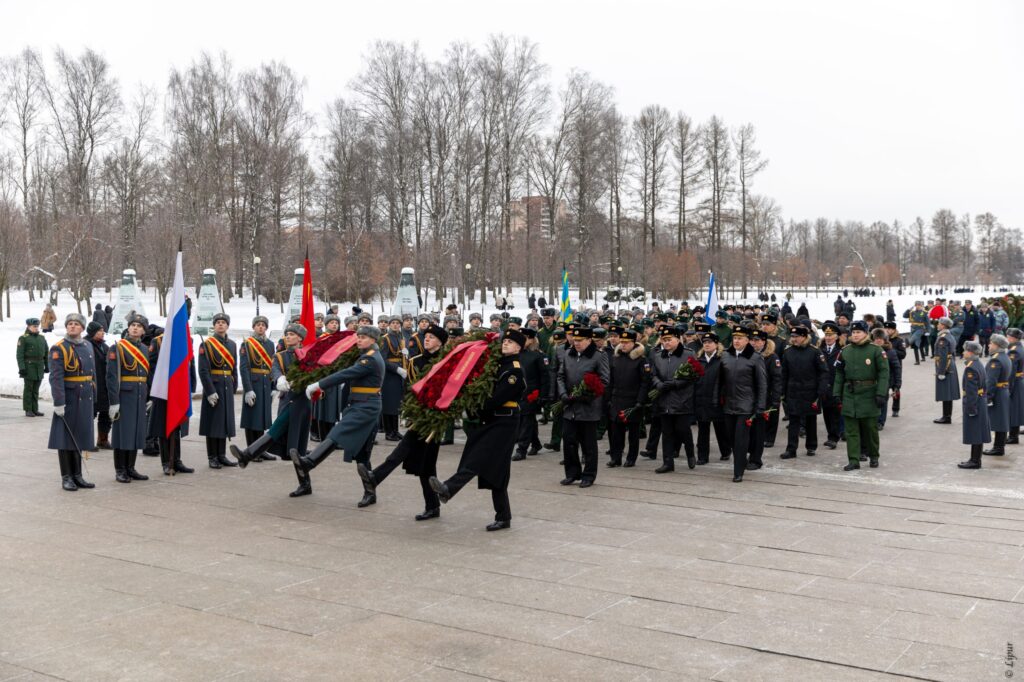 Сегодня, в 82-ю годовщину полного освобождения Ленинграда от фашистской блокады, главнокомандующий Военно-Морским Флотом адмирал флота Александр Моисеев почтил память погибших защитников города. Церемония возложения венков и цветов состоялась у монумента «Мать-Родина» на Пискарёвском мемориальном кладбище. В мероприятии также приняли участие военнослужащие Главного командования ВМФ, которые отдали дань памяти освободителям Ленинграда. Среди почётных гостей были председатель Совета Федерации Валентина Матвиенко, генеральный прокурор Российской Федерации Александр Гуцан, полномочный представитель Президента РФ в СЗФО Игорь Руденя. От имени жителей Санкт-Петербурга цветы и венки к монументу возложили губернатор Александр Беглов и председатель Законодательного Собрания Александр Бельский. Церемония стала важным событием в честь памяти героев, защитивших город в годы Великой Отечественной войны.. Александр Моисеев, Пискарёвское кладбище, Ленинград, ВМФ, Великая Отечественная война