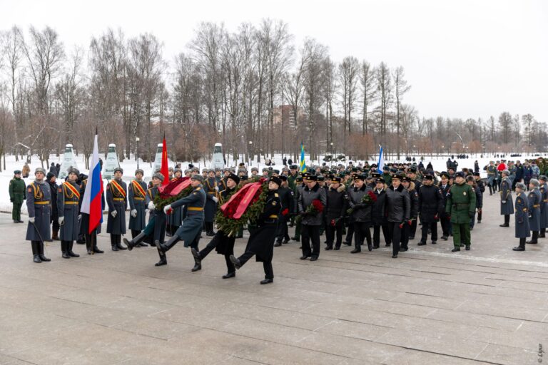 Сегодня, в 82-ю годовщину полного освобождения Ленинграда от фашистской блокады, главнокомандующий Военно-Морским Флотом адмирал флота Александр Моисеев почтил память погибших защитников города. Церемония возложения венков и цветов состоялась у монумента «Мать-Родина» на Пискарёвском мемориальном кладбище. В мероприятии также приняли участие военнослужащие Главного командования ВМФ, которые отдали дань памяти освободителям Ленинграда. Среди почётных гостей были председатель Совета Федерации Валентина Матвиенко, генеральный прокурор Российской Федерации Александр Гуцан, полномочный представитель Президента РФ в СЗФО Игорь Руденя. От имени жителей Санкт-Петербурга цветы и венки к монументу возложили губернатор Александр Беглов и председатель Законодательного Собрания Александр Бельский. Церемония стала важным событием в честь памяти героев, защитивших город в годы Великой Отечественной войны.. Александр Моисеев, Пискарёвское кладбище, Ленинград, ВМФ, Великая Отечественная война