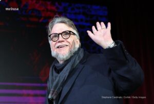 Гильермо дель Торо и Дэвид Финчер — два имени, которые значат для кино больше, чем любой экран. Они уверены: будущее кино — не в размере экрана, а в масштабе идей. 🎥 На недавней сессии Netflix оба режиссера поделились своими взглядами. «Что такое кино? Это размер экрана или масштаб идей?» — задался вопросом дель Торо. Финчер поддержал: «Важна не длина, не ширина экрана». Но есть нюанс. Netflix предоставляет творческую свободу только звездам уровня дель Торо и Финчера. Остальных жестко контролируют, требуя упрощать диалоги для зрителей, которые отвлекаются на телефоны. 📱 Кристофер Нолан, например, отказывается работать со стримингом, настаивая на кинотеатральном прокате. Но дель Торо и Финчер уверены: главное — это идеи, а не место просмотра. 🎬 Так что, если у вас есть проектор, размер экрана уже не проблема. А вот с идеями — сложнее.. Гильермо дель Торо, Дэвид Финчер, Netflix, Кино, Кристофер Нолан