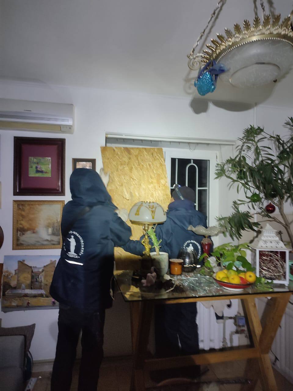 Одесса, 10 октября 2023 года. В результате ночного обстрела города Одессы пострадали 22 человека. Об этом сообщил председатель Одесской городской военной администрации Сергей Лысак. По его словам, 14 человек получили травмы легкой степени тяжести. Медицинская помощь была оказана на месте происшествия. Также в результате атаки повреждены объекты инфраструктуры, жилые дома, детский сад, магазин и строительная площадка. Сергей Лысак подчеркнул, что ситуация находится под контролем, а все пострадавшие получили необходимую помощь. Подробности обстоятельств обстрела и его возможных причинах пока не уточняются. На данный момент проводится расследование инцидента, а также оценка масштабов разрушений. Власти призывают жителей города соблюдать осторожность и следовать рекомендациям спасательных служб.. Одесса, обстрел, Сергей Лысак, военное дело, ЧП