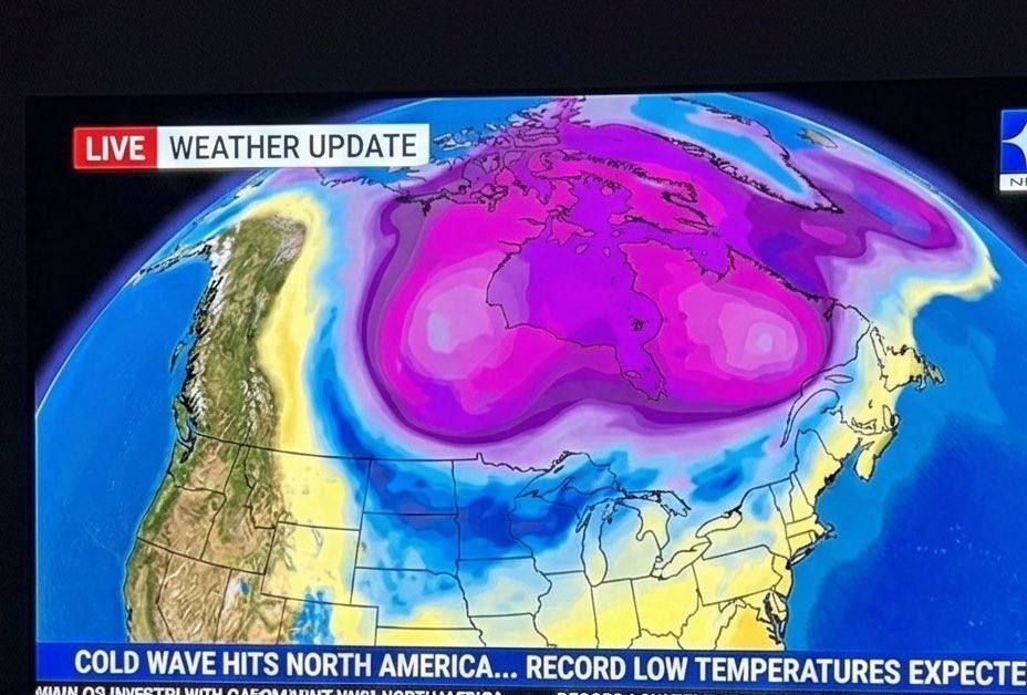 На территории США продолжает бушевать мощный циклон 'Френ', который принес с собой обильные снегопады и резкое понижение температуры. Стихийное бедствие уже получило прозвище 'снежный апокалипсис' из-за масштабов разрушений и сложностей, с которыми столкнулись жители северных штатов. Однако в социальных сетях внимание привлекло не только само явление, но и его название. Циклон 'Френ' совпадает с именем героини популярного аниме 'Фрирен', известной своей фиолетовой одеждой и запоминающейся внешностью. Пользователи сети начали сравнивать фотографии циклона с изображениями персонажа, отмечая поразительное сходство в визуальных очертаниях. Метеорологи предупреждают, что циклон продолжит оказывать влияние на регион в ближайшие дни, вызывая дополнительные сложности для инфраструктуры и транспорта. Власти призывают граждан соблюдать осторожность и следовать рекомендациям служб чрезвычайных ситуаций.. Циклон Френ, США, аниме Фрирен, снежный апокалипсис, метеорология