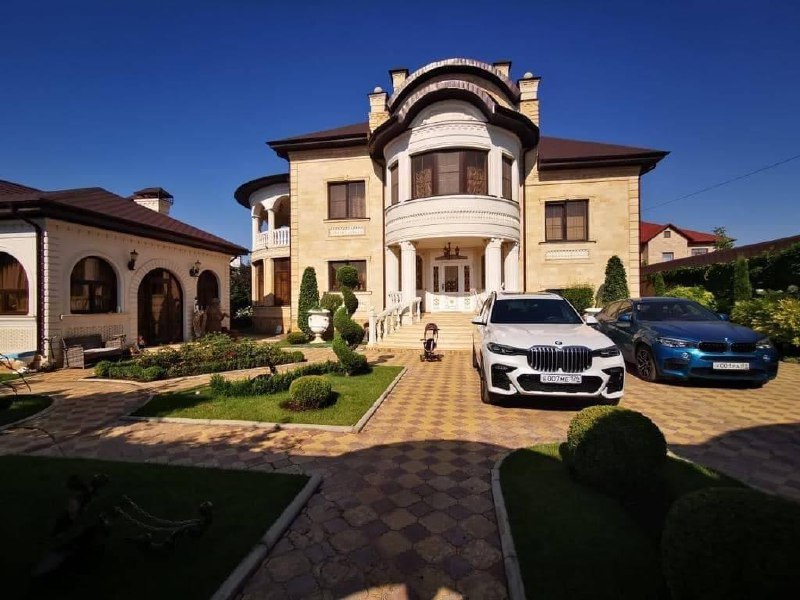 Вот это поворот! 🏚️ Поместье экс-главы ГИБДД Ставрополья, известное своим золотым унитазом, уходит с молотка. Стартовая цена — 9 млн рублей. Да, вы не ослышались: золотой унитаз входит в комплект. Дом площадью 232 кв. м и участок почти 1,5 тысячи кв. м станут лакомым кусочком для тех, кто мечтает о роскоши с налётом коррупционного шика. Торги стартуют 16 февраля — готовьте кошельки. Кто знает, может, новый владелец превратит это поместье в музей современного искусства или просто будет наслаждаться жизнью в золотом блеске. В любом случае, это событие точно войдёт в историю региона. 🏆. Ставрополье, ГИБДД, коррупция, недвижимость, золотой унитаз