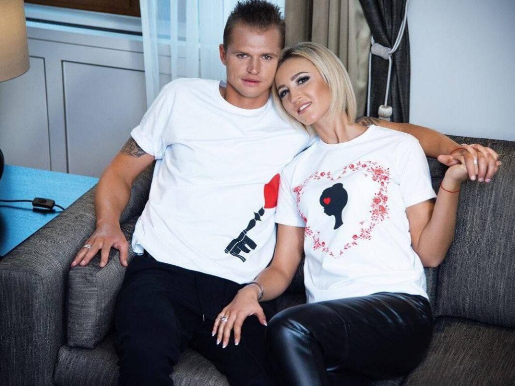 Ольга Бузова в интервью Лауре Джугелии вспомнила, как ее бывший муж Дмитрий Тарасов ревновал ее и обвинял в своих спортивных провалах. 🏈 «Он не мог сосредоточиться, если я была на гастролях. Если плохая игра — значит, я была виновата», — заявила артистка. По ее словам, она никогда не давала поводов для ревности, но Тарасов, видимо, думал иначе. Бузова также отметила, что такие ситуации происходили регулярно. «Он был спортсменом. Ну как был? А, ну был и был», — добавила она с сарказмом. 😏 Эта история в очередной раз подтверждает, что отношения звездной пары были далеки от идеала. Но кто виноват? Решайте сами. 🤷‍♂️. Ольга Бузова, Дмитрий Тарасов, ревность, скандал, интервью
