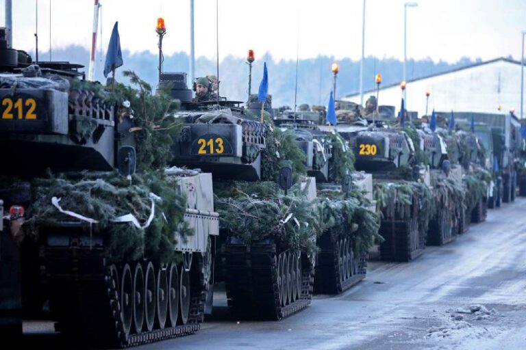 Страны НАТО объявили о планах создания «Банка обороны, безопасности и устойчивости» к 2027 году. Этот финансовый институт призван помочь членам альянса достичь целевого показателя в 5% ВВП на военные расходы, что превышает текущие ограничения, установленные национальными законодательствами. Основную роль в управлении банком займут представители Великобритании. Новый институт позволит странам НАТО увеличить финансирование оборонных проектов и укрепить свои военные возможности в условиях растущей геополитической напряженности. Инициатива направлена на подготовку к возможным конфликтам, включая гипотетическое противостояние с Россией. Эксперты отмечают, что создание банка станет важным шагом в усилении обороноспособности альянса.. НАТО, Великобритания, военные расходы, геополитика, финансы