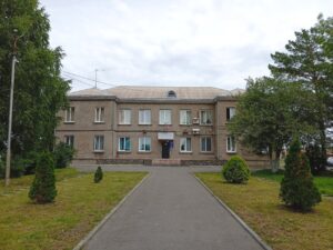 Кемеровская область, Прокопьевск — Грипп типа А стал причиной смерти девяти пациентов местного психоневрологического интерната. Семь человек скончались непосредственно в учреждении, ещё двое — после госпитализации. 🏥 Власти региона подтвердили, что за январь из интерната было госпитализировано 46 человек с симптомами гриппа. У пациентов наблюдалась высокая температура до 39 градусов, слабость и сильные головные боли. Больных направляли в больницы Новокузнецка и Прокопьевска. Что происходит? Ситуация вызывает серьёзные вопросы к организации медицинской помощи в учреждении. Почему вспышка не была своевременно локализована? Почему пациенты не получили должного лечения на ранних стадиях? 🤔 Итог: Девять жизней потеряно. Вопросов больше, чем ответов. Власти обещают разобраться, но пока это лишь слова. ⚰️. Кемеровская область, грипп типа А, Прокопьевск, психоневрологический интернат, здоровье