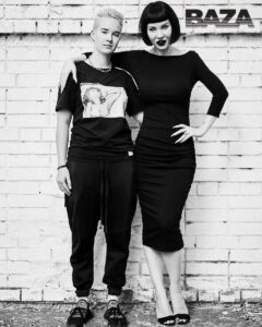 Екатерина Якубович, дочь известного экстрасенса Ольги Якубович, обвиняется в жестоком обращении с лошадью в подмосковном конном клубе «Отрада». По данным источника, в конце декабря во время тренировки лошадь по кличке Рамзан сбросила спортсменку Елизавету Плетнёву. Очевидцы утверждают, что Екатерина и Елизавета отвели животное в закрытый манеж, связали ему ноги и избили. После этого лошадь привязали к столбу, где она в панике сломала себе череп и травмировала глаз. Рамзана удалось спасти благодаря срочной госпитализации, сейчас он проходит реабилитацию. Персонал клуба сообщает, что подобные случаи жестокого обращения с животными со стороны Екатерины и Елизаветы происходили и ранее. После инцидента от сотрудничества с Екатериной отказалась её партнёр, спортсменка Мария Дзюбенко. Несмотря на это, обе продолжают работать детскими тренерами.. Екатерина Якубович, Ольга Якубович, конный клуб Отрада, жестокое обращение с животными, Рамзан