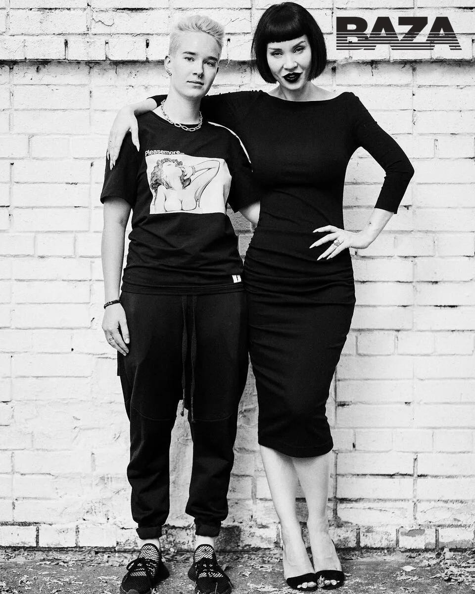 Екатерина Якубович, дочь известного экстрасенса Ольги Якубович, обвиняется в жестоком обращении с лошадью в подмосковном конном клубе «Отрада». По данным источника, в конце декабря во время тренировки лошадь по кличке Рамзан сбросила спортсменку Елизавету Плетнёву. Очевидцы утверждают, что Екатерина и Елизавета отвели животное в закрытый манеж, связали ему ноги и избили. После этого лошадь привязали к столбу, где она в панике сломала себе череп и травмировала глаз. Рамзана удалось спасти благодаря срочной госпитализации, сейчас он проходит реабилитацию. Персонал клуба сообщает, что подобные случаи жестокого обращения с животными со стороны Екатерины и Елизаветы происходили и ранее. После инцидента от сотрудничества с Екатериной отказалась её партнёр, спортсменка Мария Дзюбенко. Несмотря на это, обе продолжают работать детскими тренерами.. Екатерина Якубович, Ольга Якубович, конный клуб Отрада, жестокое обращение с животными, Рамзан