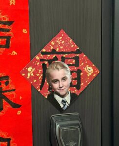 Драко Малфой — теперь официальный символ китайского Нового года. 🤯 Всё дело в его фамилии: «Mǎ» переводится как «лошадь», а «fú» — «удача». Вместе получается «лошадь, которая приносит удачу». Идеально для праздника! Китайцы, известные своей любовью к символизму, решили сделать Драко маскотом 2026 года. Его изображения теперь печатают на плакатах, открытках и даже наклейках. 🎉 Поттероманы в Китае ликуют, а остальные просто наслаждаются удачей. Этот выбор стал неожиданным, но логичным. Китайская культура всегда уделяет внимание значению слов и имен. А тут ещё и персонаж из популярной франшизы. Драко Малфой теперь не только злодей из Хогвартса, но и символ удачи для миллионов. 🐴✨ Кстати, кто бы мог подумать, что фамилия Малфоя станет таким хитом? Вот уж действительно, магия слов!. Драко Малфой, Китай, Новый год, Гарри Поттер, Культура