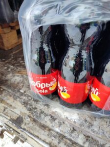 Кола со вкусом дыни — это не шутка, а реальность. В России запустили новый продукт, который уже вызвал бурю обсуждений в соцсетях. Мы решили попробовать и рассказать, что из этого вышло. Первое впечатление: запах дыни чувствуется сразу, но он скорее искусственный, чем натуральный. Вкус — странный микс сладости и газировки, который не всем придётся по душе. Кто-то назовёт это освежающим, а кто-то — просто странным. Почему именно дыня? Видимо, производители решили удивить публику чем-то необычным. Но получилось ли? Судя по первым отзывам, мнения разделились. Одни в восторге, другие уже требуют вернуть классическую колу. Попробуйте сами и решите, стоит ли этот эксперимент вашего внимания. А пока мы ждём, что ещё придумают маркетологи. Может, кола с арбузом? 🍉 Подробнее о новинке. Кола, Дыня, Новинки, Россия, Напитки