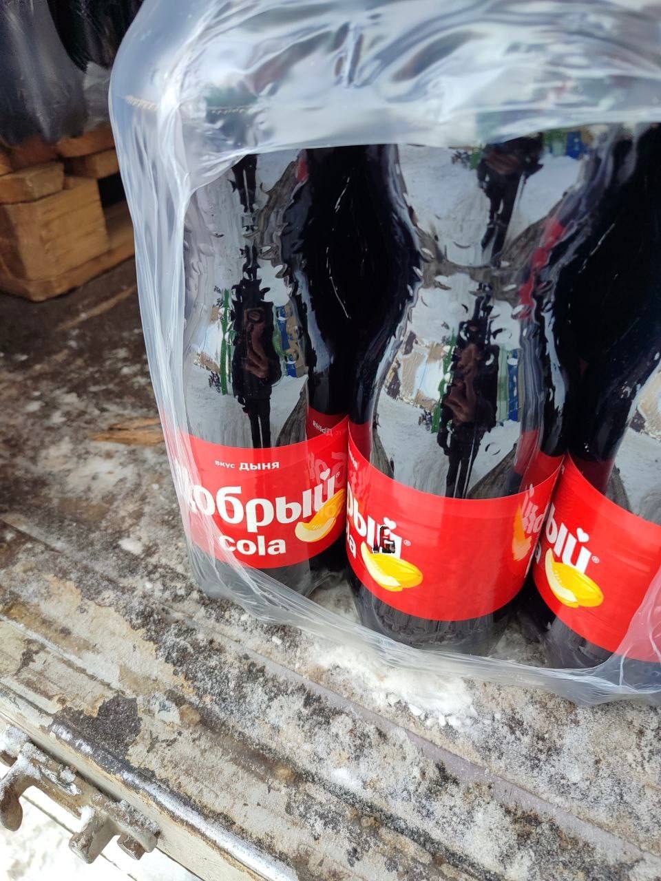 Кола со вкусом дыни — это не шутка, а реальность. В России запустили новый продукт, который уже вызвал бурю обсуждений в соцсетях. Мы решили попробовать и рассказать, что из этого вышло. Первое впечатление: запах дыни чувствуется сразу, но он скорее искусственный, чем натуральный. Вкус — странный микс сладости и газировки, который не всем придётся по душе. Кто-то назовёт это освежающим, а кто-то — просто странным. Почему именно дыня? Видимо, производители решили удивить публику чем-то необычным. Но получилось ли? Судя по первым отзывам, мнения разделились. Одни в восторге, другие уже требуют вернуть классическую колу. Попробуйте сами и решите, стоит ли этот эксперимент вашего внимания. А пока мы ждём, что ещё придумают маркетологи. Может, кола с арбузом? 🍉 Подробнее о новинке. Кола, Дыня, Новинки, Россия, Напитки