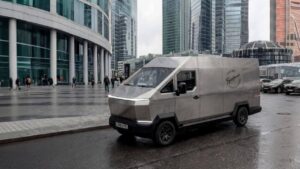 Русский Cybertruck заказывали? Получите, распишитесь! Это «Руссо-Балтъ», и он действительно сделан в Перми. 🏭 Силовая установка у него электрическая: 200 лошадиных сил и запас хода на 400 км. Кузов полностью выполнен из нержавеющей стали, а гарантия от сквозной коррозии — целых 100 лет. Сильное заявление, не так ли? 💪 Цена «Руссо-Балта» в подобной конфигурации — 6 500 000 ₽. Запись на тест-драйв обещают открыть уже в мае. 📅 А что касается угловатого дизайна... Ну, тут уже дело вкуса. Кто-то назовет это брутальным, а кто-то — странным. Но факт остается фактом: это первый российский электромобиль, который действительно может претендовать на звание «русского Cybertruck». 🚘 Следите за новостями, чтобы не пропустить тест-драйв!. Руссо-Балт, электромобили, Пермь, технологии, автоиндустрия