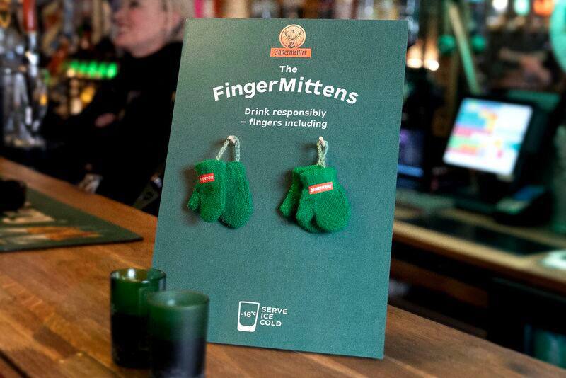 Jagermeister решил, что зимой нужно не только пить, но и не мерзнуть. 🧊 Бренд выпустил варежки для пальчиков, чтобы держать ледяную рюмку и не превращаться в сосульку. 🧤 Идея проста: пальцы свободны, а ладони в тепле. Но, похоже, разработчики забыли, что такие перчатки уже существуют. После релиза продажи классических перчаток без пальцев резко подскочили. 🤷‍♂️ Кто-то скажет, что это маркетинговая уловка, а кто-то — гениальное решение для любителей холодных напитков. В любом случае, теперь у вас есть повод купить новый аксессуар и выглядеть стильно даже на морозе. 🥶 P.S. А вы бы купили такие варежки?. Jagermeister, варежки, маркетинг, зимние аксессуары, алкоголь