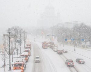 Москва, держись крепче! Синоптик Евгений Тишковец предупредил: к 28 января в столице начнется настоящий снежный бум. За два дня выпадет до 30 см снега, а сугробы вырастут до полуметра. ❄️ Морозы тоже не отстают. Сегодня ночью столбики термометров опустятся до -28 °C. Потом будет небольшое потепление, но к выходным вернется 20-градусный холод. 🥶 Что делать? Утепляйтесь, запасайтесь термосом и готовьтесь к зимним приключениям. Москва превратится в снежное царство, и это стоит увидеть своими глазами. P.S. Не забудьте проверить батареи и запасы горячего чая. Зима не шутит! ☕. Москва, Погода, Снегопад, Морозы, Тишковец