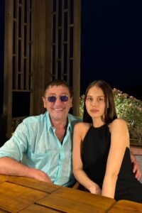 Григорий Лепс и Аврора Киба больше не вместе. Да, вы не ослышались. Дуэт, который грел сердца фанатов, официально завершил свою историю. 🎤💔 По словам Авроры, расставание прошло без драмы. «Много всего доброго, теплого и хорошего было на нашем совместном пути. Эта история заканчивается на ноте благодарности и взаимоуважения», — поделилась она. Оба артиста подчеркнули, что останутся близкими людьми, но теперь каждый пойдет своей дорогой. Что дальше? Лепс продолжит радовать поклонников своими хитами, а Киба, вероятно, сосредоточится на сольной карьере. Время покажет, кто из них выиграет в этом музыкальном разводе. 🎶 А вы как думаете, кто больше потерял в этом расставании? Пишите в комментариях!. Григорий Лепс, Аврора Киба, расставание, музыка, скандал