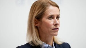 Европейский Союз рассматривает возможность включения Корпуса стражей исламской революции (КСИР) Ирана в список террористических организаций. Об этом заявила глава дипломатии ЕС Жозеп Боррель, отметив, что решение находится на стадии обсуждения. КСИР, являющийся элитным военным подразделением Ирана, неоднократно обвинялся в поддержке террористических групп на Ближнем Востоке и в других регионах. В случае принятия решения это станет серьезным шагом в отношении Тегерана со стороны ЕС. Эксперты отмечают, что подобные меры могут повлиять на дипломатические отношения между Ираном и странами Европы, а также на международные переговоры по ядерной программе Ирана. Решение ожидается в ближайшие недели.. КСИР, Иран, ЕС, терроризм, Ближний Восток