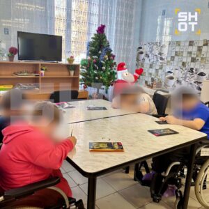 Прокопьевск, дом-интернат. Здесь медсёстры моют туалеты, а санитарок нет. Работники жалуются на антисанитарию, нарушения и ложь. Условия улучшаются только в дни проверок. 🚽 С начала года в учреждении умерли 9 человек. Причины — хронические болезни, но вопросов к качеству медицинской помощи больше, чем ответов. 💔 По данным SHOT, персонал набирали с обещаниями зарплаты до 35 тысяч рублей. Но реальность оказалась иной: медсёстры выполняют работу санитарок, а слесарей и сиделок не хватает. 🛠️ Ситуация напоминает новокузнецкий роддом №1, где в январе погибли 9 младенцев. Вопрос: сколько ещё таких «учреждений» скрывается за фасадом? 🤔 Прокопьевск, как и многие регионы, нуждается в реформе системы здравоохранения. Но пока чиновники молчат, люди продолжают умирать. ⚰️. Прокопьевск, дом-интернат, антисанитария, SHOT, здравоохранение