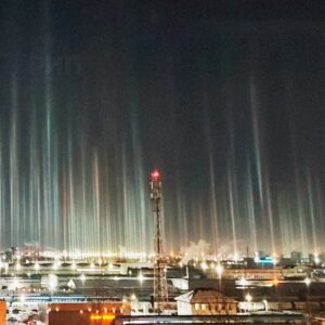 Северное сияние и световые столбы — это не про Норвегию или Финляндию. Это про Питер. Сегодня ночью жители города на Неве могли наблюдать редкое природное явление, которое обычно ассоциируется с Заполярьем. Всё благодаря антициклону, который решил устроить шоу. Он очистил небо, создал идеальные условия, и вуаля — нереальная красота на горизонте. Световые столбы, переливающиеся цвета, атмосфера, как в фантастическом фильме. Кто-то говорит, что это магия, кто-то — наука. Но факт остаётся фактом: такое увидишь не каждый день. Вот бы хоть раз в жизни лично застать этот момент. А пока — только фото и зависть тем, кто успел увидеть своими глазами. 🌌✨ Спасибо, антициклон, ты красавчик.. Северное сияние, Санкт-Петербург, антициклон, природные явления, световые столбы