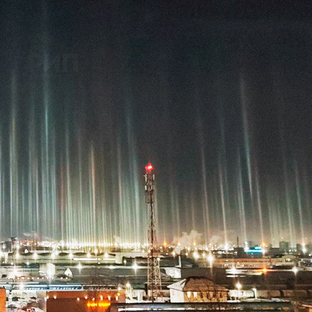 Северное сияние и световые столбы — это не про Норвегию или Финляндию. Это про Питер. Сегодня ночью жители города на Неве могли наблюдать редкое природное явление, которое обычно ассоциируется с Заполярьем. Всё благодаря антициклону, который решил устроить шоу. Он очистил небо, создал идеальные условия, и вуаля — нереальная красота на горизонте. Световые столбы, переливающиеся цвета, атмосфера, как в фантастическом фильме. Кто-то говорит, что это магия, кто-то — наука. Но факт остаётся фактом: такое увидишь не каждый день. Вот бы хоть раз в жизни лично застать этот момент. А пока — только фото и зависть тем, кто успел увидеть своими глазами. 🌌✨ Спасибо, антициклон, ты красавчик.. Северное сияние, Санкт-Петербург, антициклон, природные явления, световые столбы