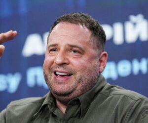 Андрей Ермак, ранее занимавший пост главы офиса президента Украины, вернулся к адвокатской практике. По данным украинских источников, он не работал по профессии с 20 февраля 2020 года. Напомним, Ермак был уволен после обысков в его доме, связанных с громким коррупционным скандалом. В материалах дела, опубликованных Миндичем, он фигурировал под псевдонимом "Али-Баба". Эти записи стали частью доказательств коррупционных схем в украинской власти. После отставки Ермак заявлял о намерении отправиться на фронт, однако, по информации депутата Верховной Рады Александра Железняка, он так и не обратился в территориальный центр комплектования. Возвращение Ермака к адвокатской деятельности вызвало широкий резонанс в украинских медиа. Эксперты отмечают, что его профессиональный опыт может быть востребован в текущих условиях.. Андрей Ермак, Украина, Коррупция, Адвокатура, Политика