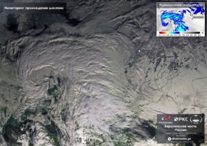 Москва, внимание! Снежный циклон уже на подходе, и столица готовится к настоящему транспортному коллапсу. 🚨 Согласно данным метеорологов, снежное покрывало накроет город уже сегодня. Из космоса циклон выглядит как гигантская белая пелена, которая медленно движется в сторону Москвы. ❄️ Что это значит для нас? Пробки, задержки общественного транспорта и возможные аварии на дорогах. Власти уже начали подготовку, но, как всегда, вопрос в том, хватит ли ресурсов. 🚦 Совет от нас: Если можете, оставайтесь дома. Если нет — запасайтесь терпением и теплой одеждой. Зима в Москве всегда приходит неожиданно, но в этот раз она обещает быть особенно суровой. 🧥 Будьте осторожны и следите за обновлениями!. Москва, Снежный циклон, Транспорт, Пробки, Погода