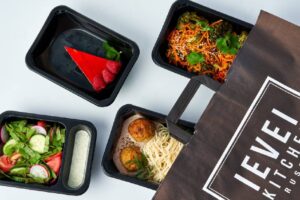 Федеральная налоговая служба (ФНС) заблокировала счета сервиса доставки Level Kitchen. Решение было принято ещё 15 января, однако компания до сих пор не прокомментировала ситуацию и продолжает принимать платежи. С начала года пользователи массово жалуются на недоставленные заказы, отсутствие обратной связи и отказ в возврате средств. Несмотря на блокировку счетов, сервис продолжает функционировать, что вызывает вопросы у клиентов и экспертов. Level Kitchen — один из популярных сервисов доставки здорового питания, который ранее позиционировал себя как надежный и клиентоориентированный. Однако текущая ситуация ставит под сомнение репутацию компании. Эксперты отмечают, что блокировка счетов ФНС может быть связана с налоговыми нарушениями или долгами компании. Подробности пока не раскрываются, но ситуация требует оперативного разрешения для защиты интересов потребителей.. ФНС, Level Kitchen, доставка, налоги, экономика