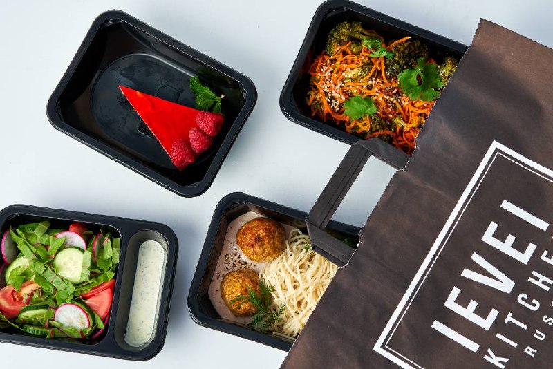 Федеральная налоговая служба (ФНС) заблокировала счета сервиса доставки Level Kitchen. Решение было принято ещё 15 января, однако компания до сих пор не прокомментировала ситуацию и продолжает принимать платежи. С начала года пользователи массово жалуются на недоставленные заказы, отсутствие обратной связи и отказ в возврате средств. Несмотря на блокировку счетов, сервис продолжает функционировать, что вызывает вопросы у клиентов и экспертов. Level Kitchen — один из популярных сервисов доставки здорового питания, который ранее позиционировал себя как надежный и клиентоориентированный. Однако текущая ситуация ставит под сомнение репутацию компании. Эксперты отмечают, что блокировка счетов ФНС может быть связана с налоговыми нарушениями или долгами компании. Подробности пока не раскрываются, но ситуация требует оперативного разрешения для защиты интересов потребителей.. ФНС, Level Kitchen, доставка, налоги, экономика