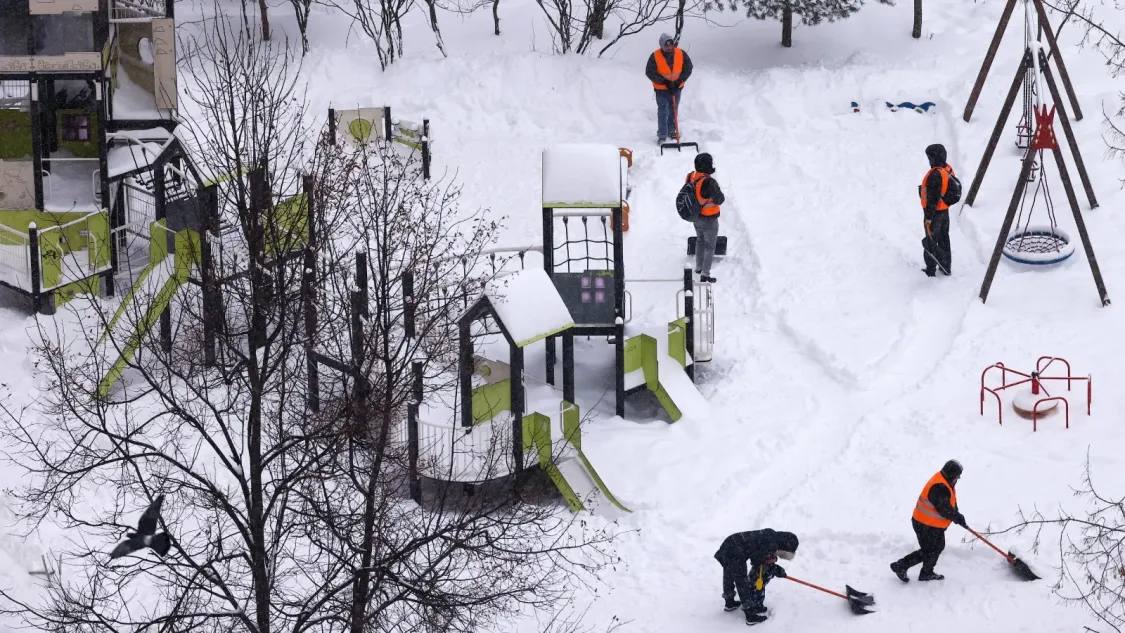 Москва, ты в снегу! ❄️ Уходящий январь побил все рекорды. По данным пресс-службы МГУ, столица пережила самый масштабный снегопад за последние 203 года. Да, вы не ослышались — двести три года. Город буквально утонул в белом покрывале. Снег шел почти без перерыва, превращая улицы в зимние сказки и одновременно создавая хаос на дорогах. 🚗❄️ Что дальше? Метеорологи обещают, что февраль тоже не будет щадить москвичей. Готовьтесь к новым снежным сюрпризам и запасайтесь лопатами. Источник: ТАСС. Москва, снегопад, рекорд, МГУ, январь 2024